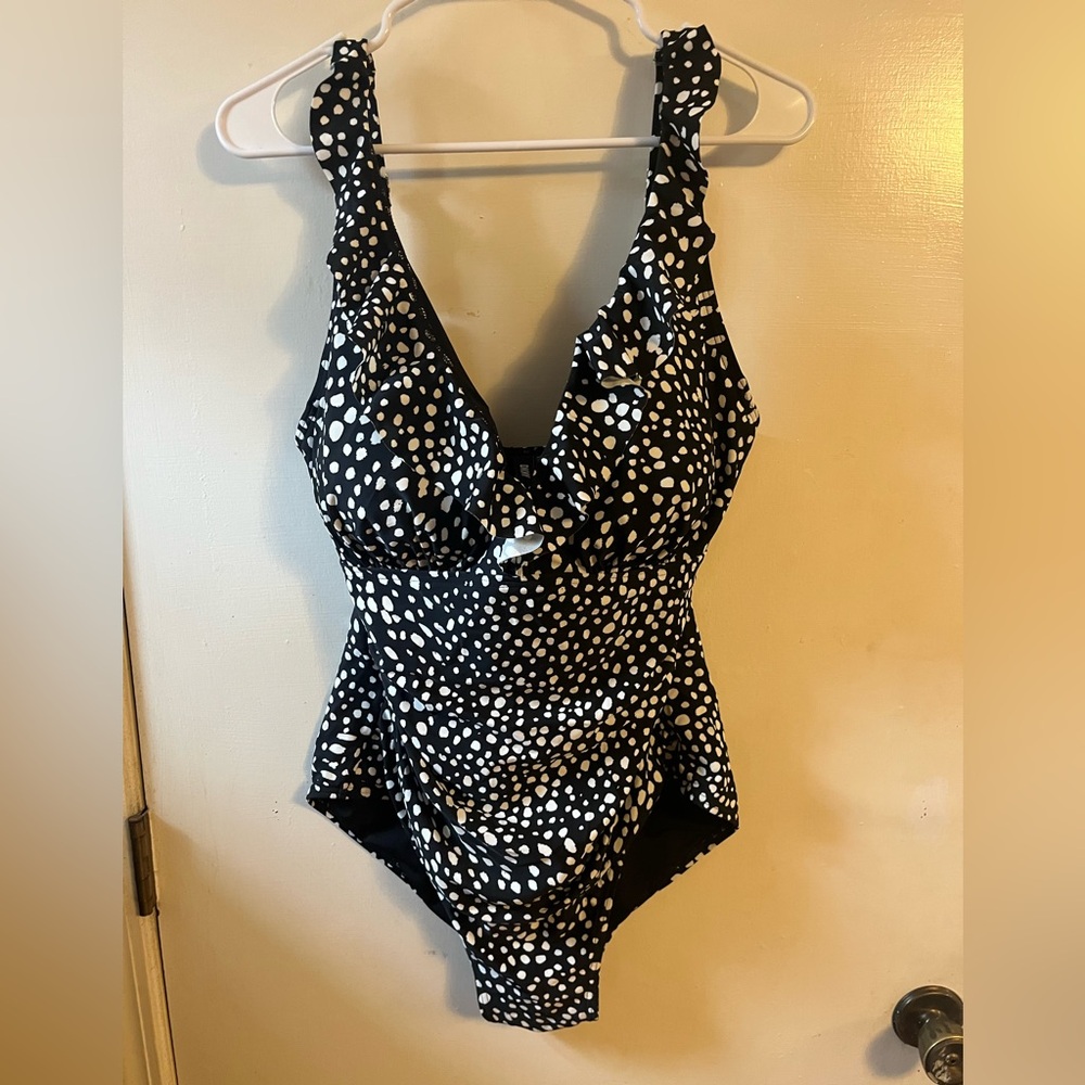 LIKE NEW DKNY Black and White Polka Dot One Piece Ruffle Swimsuit (18) 👙🖤✨
